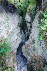 这条河夹在岩石里