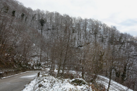 意大利南部坎帕尼亚雪山景观2019年1月9日。