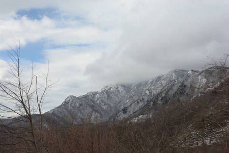 意大利南部坎帕尼亚雪山景观2019年1月9日。