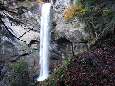 在西兹塔尔山谷和瑞士圣加伦州的贝尔施纳巴赫河流域瀑布