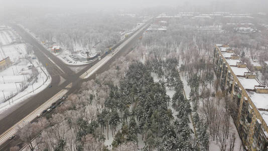 冬季道路与建筑之间城市公园的鸟瞰图。 dneprdnepropetrovskdnipropetrovsk。 乌克兰