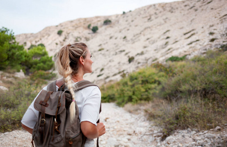 徒步旅行旅行和积极生活方式概念的徒步旅行女