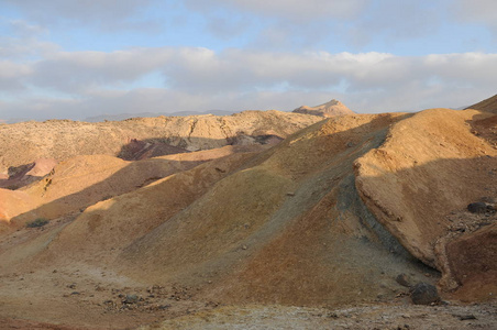 日出时的沙漠景观。徒步旅行沙漠部分以色列国家小径。尼格夫沙漠。山谷。五颜六色的沙滩