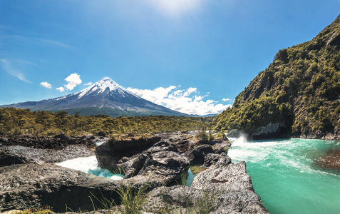 智利洛斯拉各斯地区的盐湖彼得鲁霍瀑布和奥索诺火山