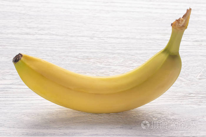 白色木桌上的熟香蕉表面安装