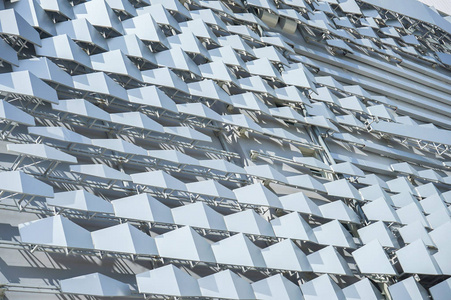 铝复合材料灰色和六角形弹出纹理的立面建筑。