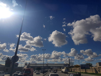 美丽的天空与云在巴库从汽车阿塞拜疆