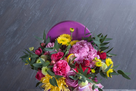 丁香花的花束, 包括绣球花玫瑰桑蒂尼和石膏。在白色的桌子上。特写