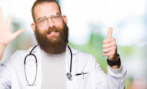 年轻的金发医生，留着胡子的男人，穿着医疗外套，用手指举着六号，微笑着自信和快乐。