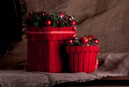 装饰礼品盒。 圣诞礼盒。 情人节礼物。 黑暗背景下的圣诞礼物。