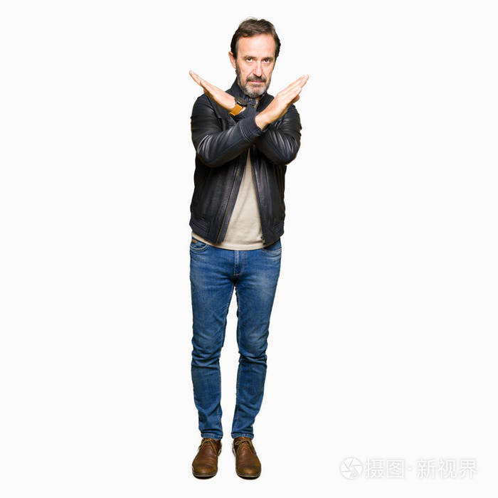 中年帅哥身穿黑色皮夹克拒绝表情交叉手臂做负号,怒容