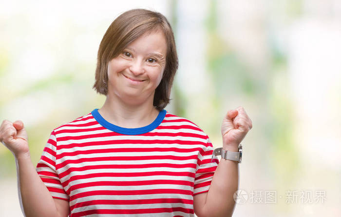 年轻的成年妇女患有唐氏综合症,在孤立的背景下庆祝惊讶和惊讶的成功