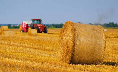 拖拉机在农田上打捆干草