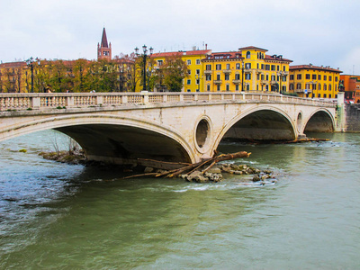 老历史桥庞特德拉维托里亚横跨阿迪格河在维罗纳中心。