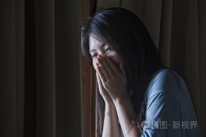 照片 戏剧性的室内肖像,年轻的悲伤和沮丧的亚洲中国妇女哭着绝望的