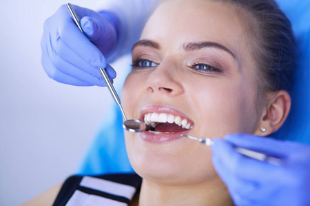 年轻女性患者开放口检查牙医办公室牙科检查