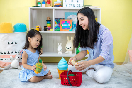 亚洲母女在家里玩玩具