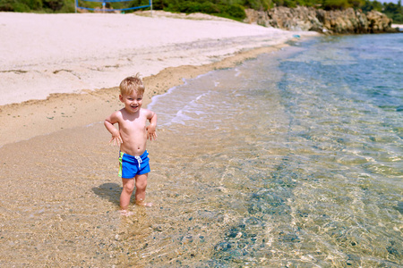 沙滩上两岁的幼童