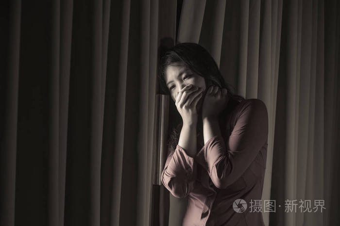 戏剧性的室内肖像,年轻的悲伤和沮丧的亚洲中国妇女哭着绝望的破碎的