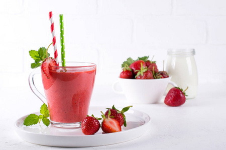杯子里的草莓奶昔或奶昔。 早餐和零食的健康食品
