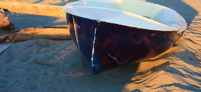 小船停在海滩上，等待夏天驶向蔚蓝的大海