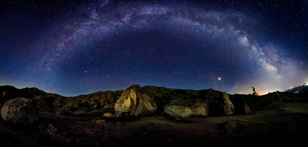 罗马尼亚多布罗吉古山脉上方银河系的夜景