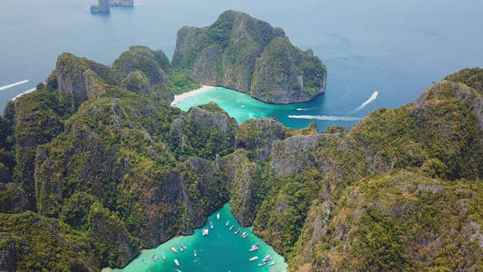 泰国菲菲岛玛雅湾和石灰石悬崖的热带绿松石水空中无人机景观