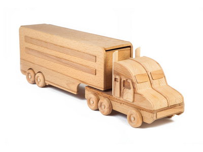 一辆由山毛榉制成的木制卡车在白色隔离背景上的照片