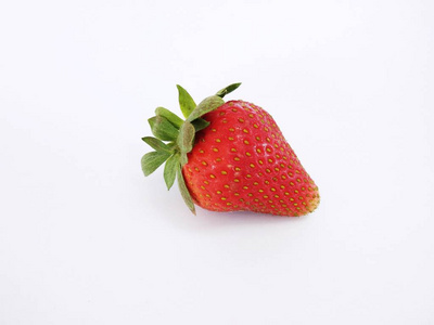 白色背景下的草莓水果