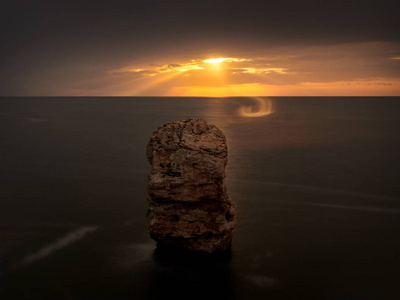 日出时黑海海岸的景色