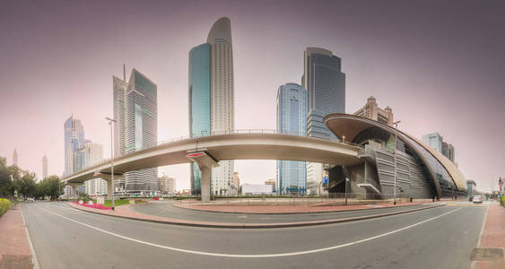 迪拜阿联酋阴天期间金融区地铁站和道路的全景。 天空裁剪路径