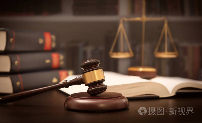 法庭上的法官木槌和天平 有大量背景书籍的图书馆