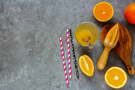 使橙汁平躺。鲜榨果汁的水果。健康的生活方式和夏季饮料