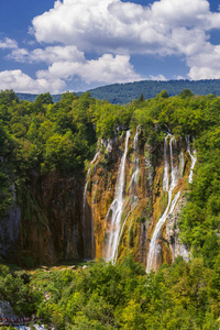 美丽的瀑布在普利特维湖国家公园。克罗地亚。