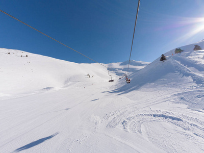 希腊卡拉维里塔大型滑雪胜地斜坡上的滑雪电梯