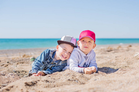 两个小孩在沙滩上玩耍