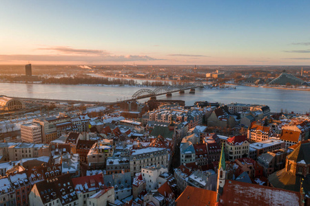 美丽的空中冬景在里加老城与穹顶大教堂和河流道加瓦在日落。 令人惊奇的拉脱维亚。