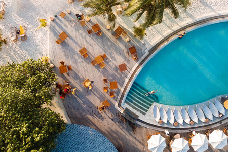 酒店露台, 带游泳池和桌子, 在群岛上享受豪华假期