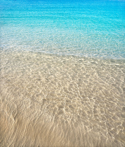 西班牙阿利坎特科斯塔布兰卡的清澈海滩水沙