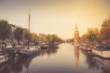 荷兰阿姆斯特丹历史中心运河堤岸的典型景观