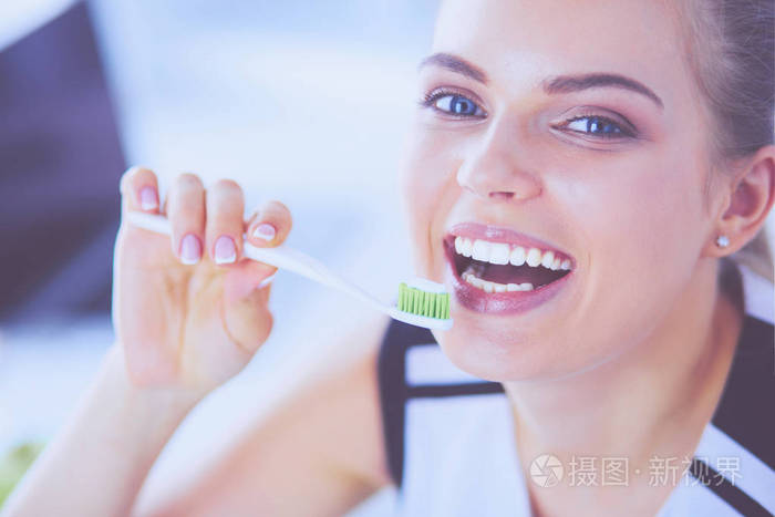 保持口腔卫生的年轻漂亮女孩牙刷