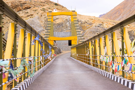 喜马拉雅山脉的安全黄桥