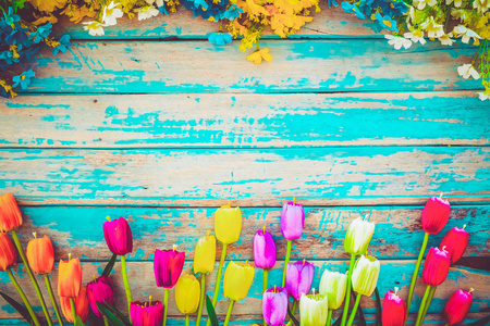 郁金香花在老式木制背景边框设计。 春季或夏季背景花卉的复古色彩色调概念