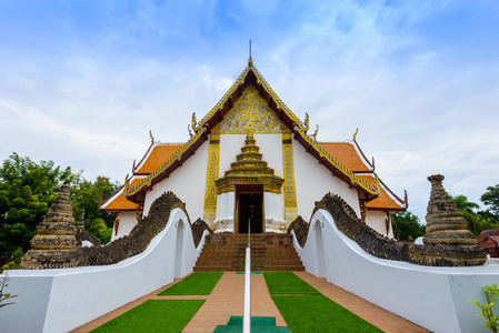 泰国南省吴普民晨光区。 公共场所最著名的寺庙，早上有蓝天
