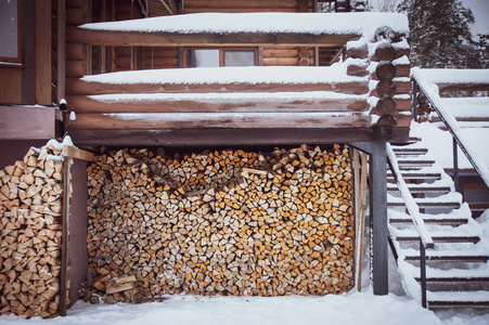 木制的乡村背景。 木头墙背景上的一堆木柴。