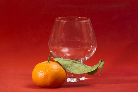 红底果汁用橘子和玻璃杯