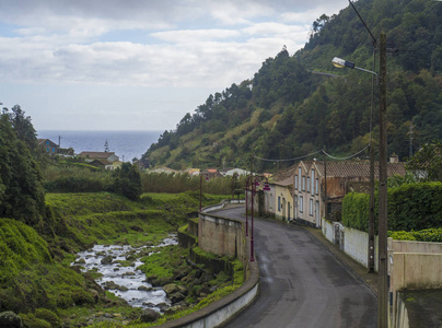 路在老小村庄 faial da terra 与层叠的河和海地平线, 圣米格尔, 亚速尔