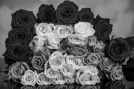 一束五颜六色的玫瑰送给仆人。
