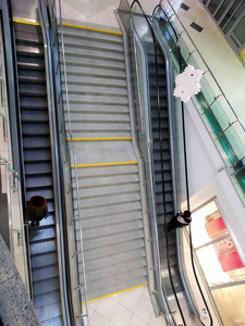 梯子从花岗岩与镍化手轨扶梯在左边和右边与橡胶手轨购物中心灰色瓷砖玻璃业务