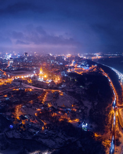 在夜晚, 一个大城市的壮观的夜晚天际线。乌克兰基辅